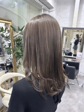 リア(riah) ダブルカラーミルクティーベージュレイヤーカット韓国ヘア