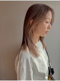 セミロングのミルクティーカラー