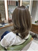 レイヤーカット＋白髪ぼかしハイライト