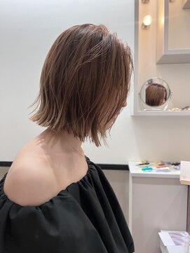 ニディー バイ デイジー(Nidee by Daisy) 切りっぱなしボブ シルキーベージュ グレージュカラー 天神