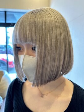 エイト 半田(EIGHT) ホワイトミルクティー×切りっぱなしボブ