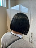シャープな切りっぱなしコンパクトボブ