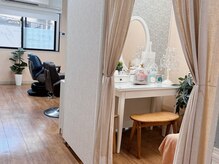 セット面とエステスペース（まつげメニュー対応）に分かれた店内