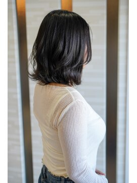 ムゥフ ヘアーアンドアイラッシュ(mouf hair&eyelash) 暗髪でも重くならない、自然な動きの大人くびれスタイル