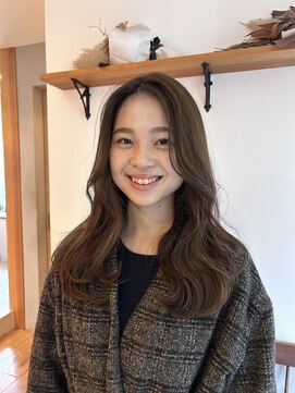 ガーランド (Garland) ☆レイヤーカット／オリーブカラー／センターパート／明治神宮前