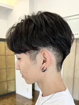 ヘアーアイスカルテット(HAIR ICI QUARTET) 毛流れセンターパート無造作パーマツーブロック刈り上げ