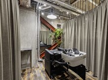 ダグラスヘア フォーシーム 三重 四日市(Douglas hair FOUR SEAM)の雰囲気（シャンプー台併設の個室のご用意もございます◎）