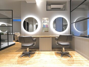 バイ ザ サロン 中目黒(BY THE SALON)の写真/半個室のリラックスできる空間もご用意◎ヘッドスパを中心に、落ち着いた雰囲気で施術いたします！