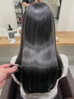 アトレ アネックス(attrait ANNEX)&nbsp;ツヤ感たっぷりのロングブラウンで大人っぽく仕上げた一枚