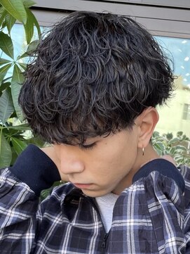 フィフス トウキョウ (fifth TOKYO) ツイストスパイラルパーマ波巻きスパイラル刈り上げマッシュ