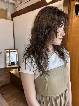 ニーム(nimes) ゆるっと大きめカールのロングパーマ