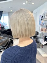 エアー 青山(AIR) ブロンドベージュミニボブハイトーンカラー