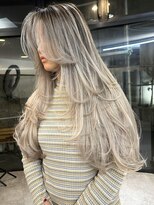 ヌエン 渋谷(NU/EN)&nbsp;春のトレンド外国人風バレイヤージュとレイヤーカットのホワイト