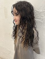 キキ(kiki)&nbsp;【shiori】根本からくるくるスパイラルパーマ