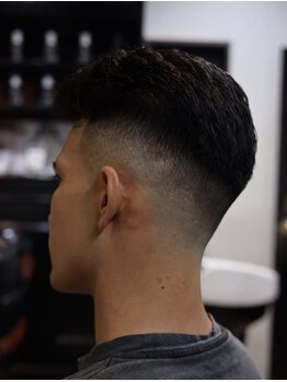 アイロンパーマは、専用のアイロンを使って髪の毛にパーマをかける技術の一種です。