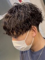 フィフスワン(fifth one) センターパートツイストスパイラルパーマツーブロックメンズヘア