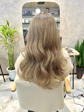 ヘイリー(HAILEY) ハイトーンベージュ×ロングヘア×小顔見せ×大人可愛いスタイル