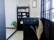 セジールへアメゾン(SAISIR HAIRMAISON)の雰囲気（[インテリアにこだわった空間]白と黒を基調とした大人の空間に*）