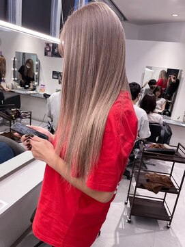 キング 高槻(K!ng) ハイライトカラーミルクティーベージュレイヤーカット