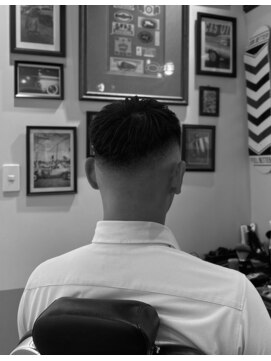 カムレイドフォーライフ(COMRADE 4 LIFE) 高めのミドルフェードの後頭部