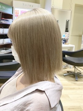 アヴァンス 京橋店(AVANCE) 前下がりロブ×切りっぱなし×ミルクティーベージュ