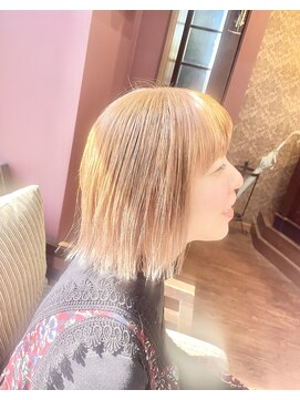 キタロウ (kitaro) ハイトーン切りっぱなしミニボブ