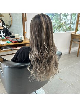 O ホワイトベージュグラデーション×ゆるふわウェーブロング