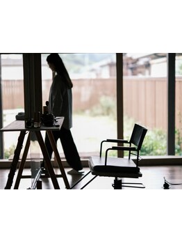 100年以上の一軒家を改修した伝統的建造物。“本屋とカフェも併設した空間”でここでしか味わえない時間を