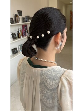 マジックデイズ(Magic Days) ヘアセット タイトなシニヨン