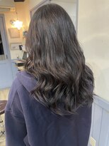 アイリス トーキョー(IRIS Tokyo) ゆるく巻いたロングヘア