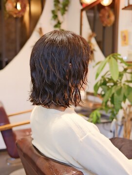 スーベニア(souvenir) リッジの効いた、ウェットパーマスタイル