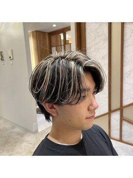 アリエッタ(aRietta) 前下がりセンターパート×ハイライト