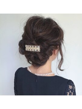 シャンプー 本店(SHAMPOO) ボリュームたっぷり重めのシニヨンアレンジ