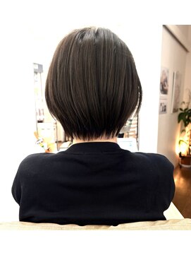 ムーア(MUA) 【グレージュ】×大人ショート