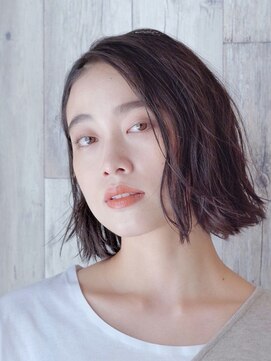 ラフな動きで魅せる大人のウェットニュアンスボブ