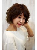 ヌーディーカラーのふんわりショートスタイル