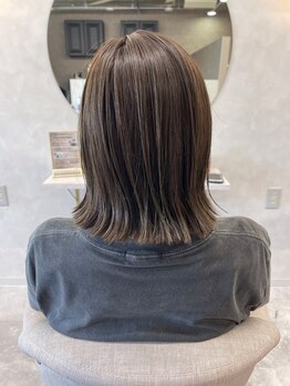 ベル(Velle)の写真/【上品さと透明感が叶う♪】白髪を隠すだけじゃない！活かす''グレイカラー＆白髪ぼかし''[なかもず]