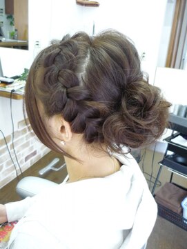 エイチワイヘアーデザイン(HY hair design) 編みこみとふんわりカールアップ