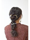 【ヘアアレンジ特集】贅沢アクセサリー使いの編みおろしスタイル