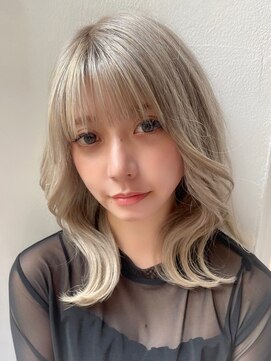 オーシャントーキョー サニー 原宿(OCEAN TOKYO Sunny) レイヤーカットくびれヘア韓国巻きコテ巻きホワイトブロンド