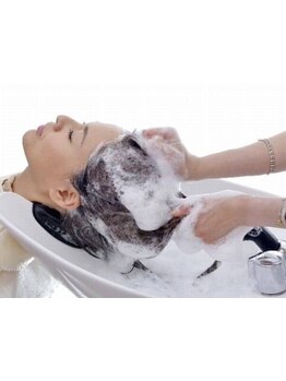 Aujua(オージュア)のシャンプー・トリートメント・ヘッドスパで頭皮から綺麗に…美髪へと導きます☆