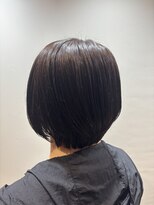 ロッカ(ROCCA)&nbsp;“まとまらない”を卒業。丸みショート×艶カラー
