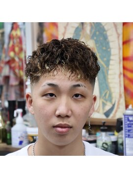 スピナーバルベアリーア(SPINNER BARBERIA) ウェーブパーマ×スキンフェード