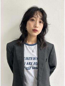 トリッカ 銀座(tricca) ミディアムパーマ/ミディアムウルフ/顔まわりレイヤー/暗髪