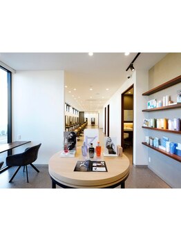 【地域最大級の大型サロン◎】こだわりの家具に囲まれた、日常とは一味違う空間で落ち着いたサロンtimeを♪