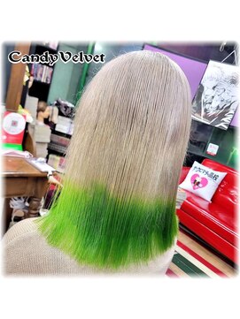 美容室キャンディー ベルベット(Candy Velvet) ハイトーンシルバーカラーに毛先グリーンを添えて