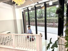 ヘアーアンドメイクボーノ(Hair & Make Buono)の雰囲気（キッズスペース完備！施術ブースから見える環境。ベビーカーok）