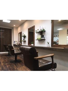 頭皮と髪を労り染めるヘナカラーや、高い再現性でお手入れが楽になるショートスタイルが大人女性から好評◎