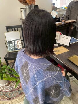 シー 岡崎(,SHE) ツヤとまとまりで魅せる大人シンプルな黒髪ストレートボブ