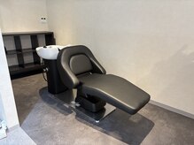 サロンドゥニカ(Salon du NIKA)の雰囲気（リラックスできるシャンプーブースでゆったり贅沢な時間♪）
